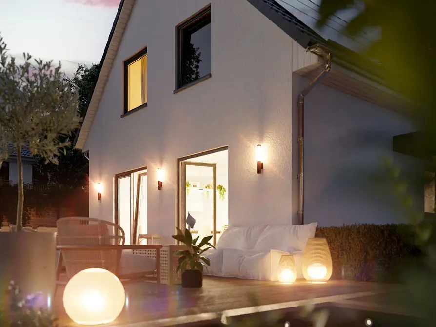 Raumwunder 90 am Abend – stimmungsvolle Beleuchtung im Garten Abendstimmung auf der Terrasse des Raumwunder 90 mit Lichtakzenten und gemütlicher Außenbeleuchtung