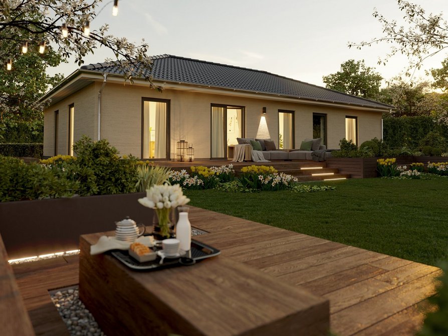 Abendstimmung mit Blick auf Garten, Terasse und Bungalow 131 mit Walmdach