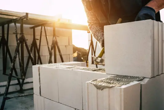 Sicher und mit Qualität bauen. Sicher und mit Qualität bauen.